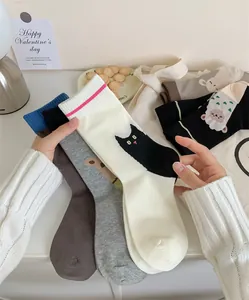 Vue détaillée de chaussettes mignonnes avec chat et ours en illustration