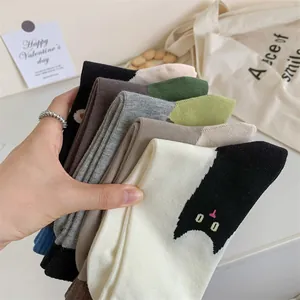 Détail d'une pile de chaussettes mignonnes avec des illustrations de chats de dessin animé