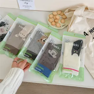 Vue détaillée de chaussettes mignonnes avec des illustrations de chats et d'ours en pack