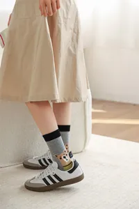 Vue détaillée de chaussettes grises mignonnes avec motif d'ours et baskets