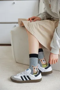 Vue détaillée du motif d'ours mignon sur des chaussettes grises en coton pour femmes