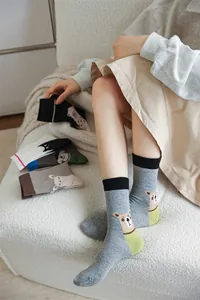 Vue détaillée de divers motifs d'animaux mignons sur des chaussettes mi-mollet