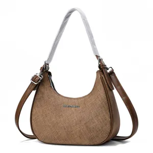 Detailweergave van een bruine hobo schoudertas met textuur, verstelbare riem en metalen rits