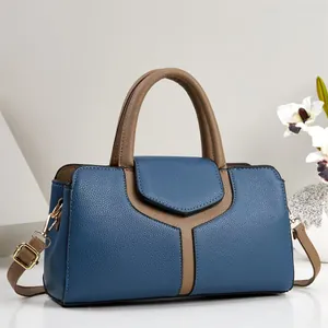 Vue de face d'un sac à main en cuir patchwork bleu et marron pour les trajets quotidiens