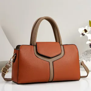 Sac polochon élégant en cuir épissé à texture grainée et bandoulière dorée réglable
