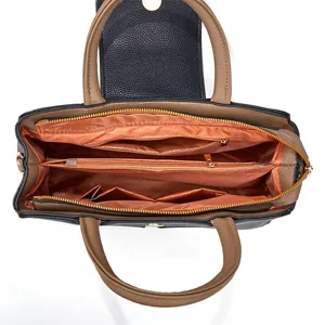 Vue intérieure d'un sac à main tendance avec compartiments et doublure orange