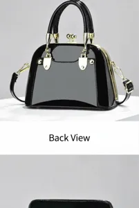 Vista posteriore dettagliata di un'elegante borsa a mano in vernice nera con hardware dorato