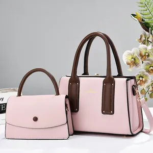 Détail de l'ensemble de 2 sacs à main rose et marron avec tote bag et bandoulière