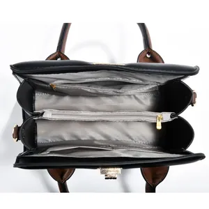 Vue détaillée de l'intérieur du sac à main avec multiples compartiments argentés