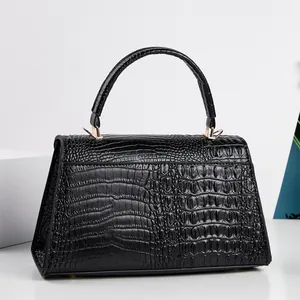 Borsa a mano nera con motivo a coccodrillo elegante e dettagli in metallo dorato