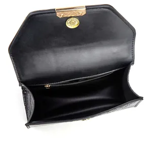 Vista interna dettagliata di una borsa nera a motivo coccodrillo con tasca interna.