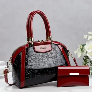 Luxuriöses zweiteiliges Handtaschenset in Weinrot und Schwarz mit floraler Prägung und Lackoptik