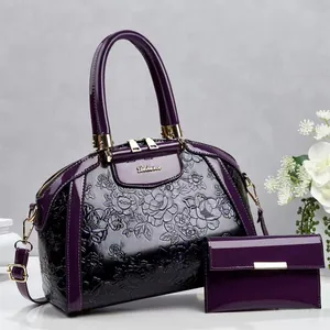 Elegantes lila Handtaschen- und Portemonnaie-Set mit Blumenprägung und Goldbeschlägen