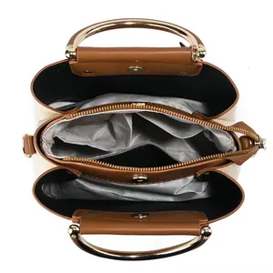 Vista interior del bolso elegante con múltiples compartimentos y detalles dorados