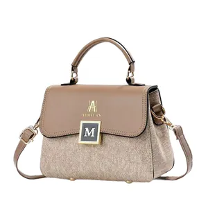 Elegante kaki en canvas patchwork handtas met metalen M-gesp en verstelbare riem
