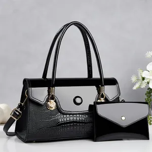 Vue détaillée de l'ensemble de sacs à main noirs à motif crocodile avec pochette assortie
