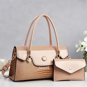 Gros plan sur l'ensemble de 2 sacs à main nude avec texture motif crocodile