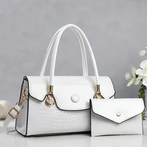 Ensemble élégant de sac à main blanc motif crocodile avec une petite pochette assortie