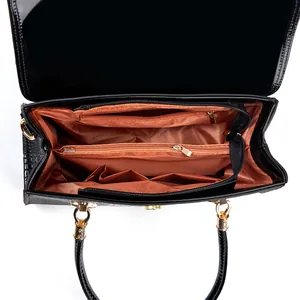 Vue intérieure du sac à main motif crocodile avec doublure marron et compartiments