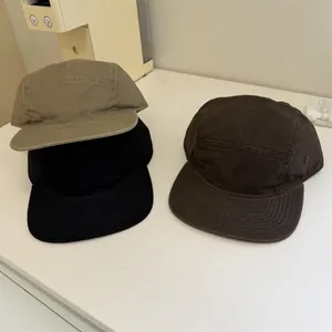Casquettes de baseball vintage en toile à bord court vert olive, noir et marron foncé