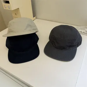 Casquettes de camping classiques à 5 panneaux et bord court en beige noir et gris