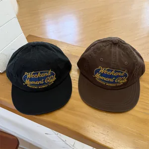 Amerikaanse retro baseballcaps met 'Weekend Moment Club' borduurwerk in zwart en bruin.