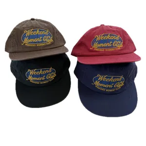 Set van vier retro geborduurde Weekend Moment Club baseballpetten in diverse kleuren