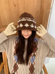 Vista dettagliata di un cappello a secchiello in maglia Fair Isle marrone stile vintage