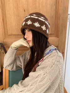 Vista dettagliata di un cappello in maglia con classico motivo Fair Isle per l'inverno
