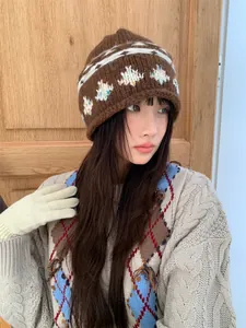 Berretto in maglia Fair Isle retrò indossato da una modella in abito invernale accogliente