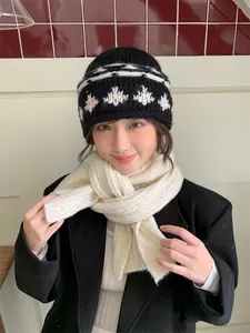 Primo piano di una modella asiatica con cappello in maglia jacquard Fair Isle e sciarpa