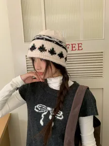 Vista dettagliata di un cappello pescatore in maglia vintage con motivo Fair Isle