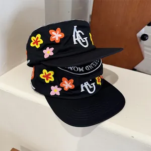 Élégante casquette noire à toit plat avec fleurs brodées colorées et logo AG brodé