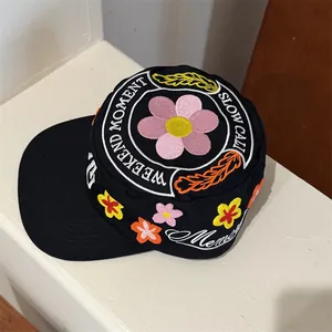 Casquette pillbox noire avec fleurs brodées colorées et texte Weekend Moment brodé