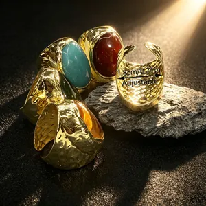 Verstellbare goldene Ringe mit Türkis und Achat Steinen, Durchmesser 1,8 cm.