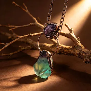 Nahaufnahme von Vintage Amethyst und grüner Fluorit Rohstein Kupfer Halskette