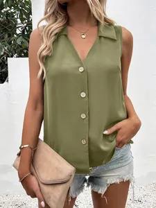 Détail du haut en mousseline sans manches vert olive pour femme avec col en V et revers.