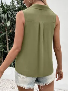 Vue arrière d'un haut sans manches en mousseline vert olive pour femme avec col à revers