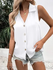 Gros plan sur un haut blanc sans manches en mousseline avec col à revers et boutons