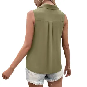 Vue arrière d'un haut sans manches décontracté en mousseline vert olive pour femme