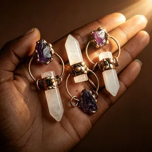Detaillierte Nahaufnahme von Retro-Anhängern aus Bergkristall und Amethyst in Bronze