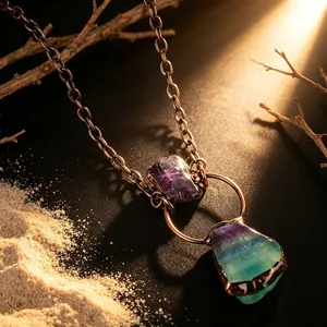 Detailansicht von Amethyst- und Fluoritsteinen an einer Vintage-Halskette mit Bronzebeschichtung.
