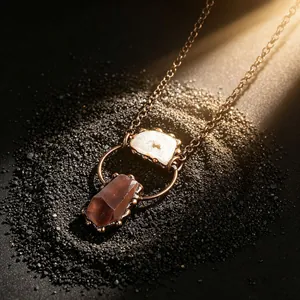 Detailansicht einer handgefertigten Retro-Halskette mit Druse-Achat und Amethyst-Anhänger