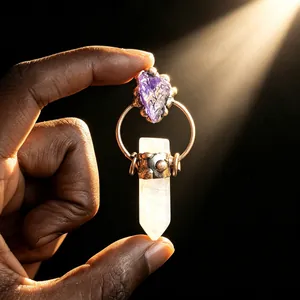 Retro-Anhänger aus Antikbronze mit Roh-Amethyst und weißer Kristallsäule Sechseckig
