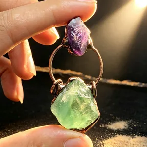 Nahaufnahme eines Anhängers aus natürlichem Amethyst und grünem Fluorit-Rohstein