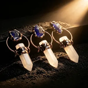Antiker hexagonaler Bergkristall-Anhänger mit Bronze-Rahmen und blauem Edelstein-Detail.