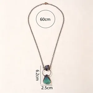 Detailansicht des Anhängers aus Fluorit und Amethyst mit Maßen der Bronzekette