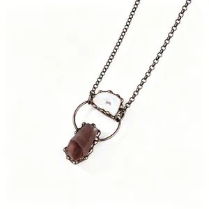 Detailaufnahme der Vintage-Halskette mit Naturachat und Rohamethyst in Bronze-Optik