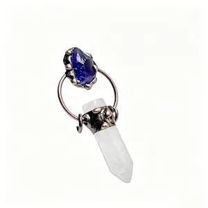 Detailansicht eines Vintage-Kupferanhängers mit Amethyst und Bergkristallsäule