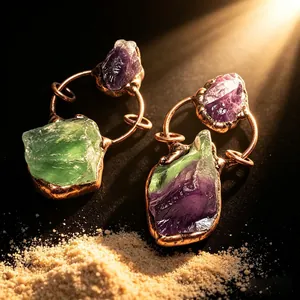 Makroaufnahme von Naturamethyst und grünem Fluorit Rohsteinanhänger in antikem Bronze